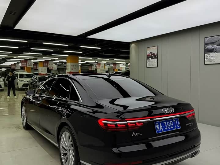 Фото 4 - Audi A8