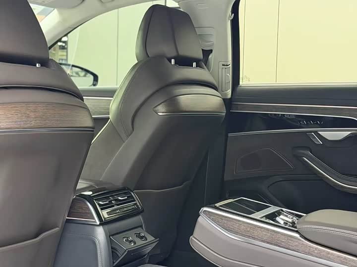 Фото 8 - Audi A8