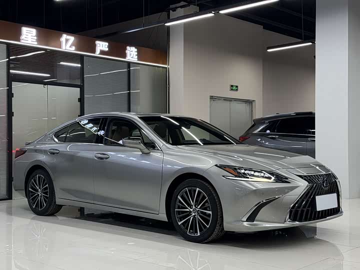 Фото 3 - Lexus ES