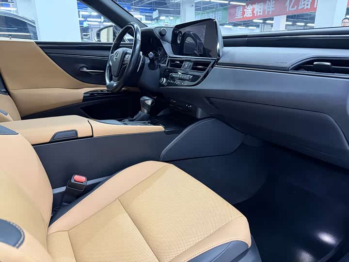 Фото 5 - Lexus ES