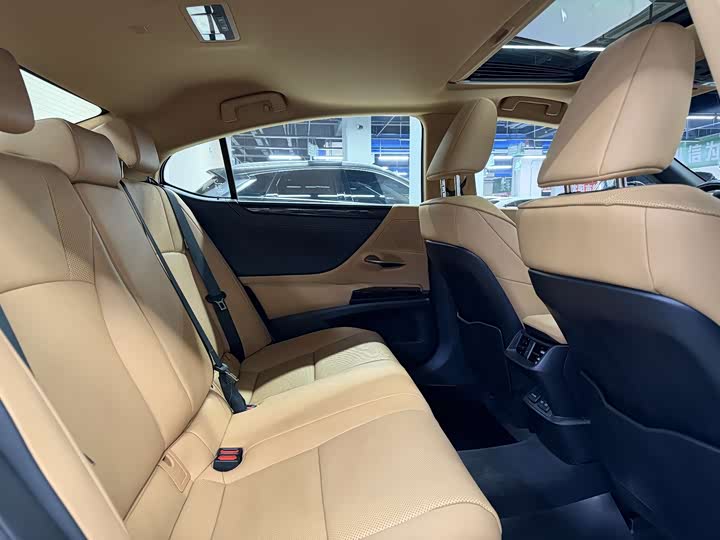 Фото 6 - Lexus ES