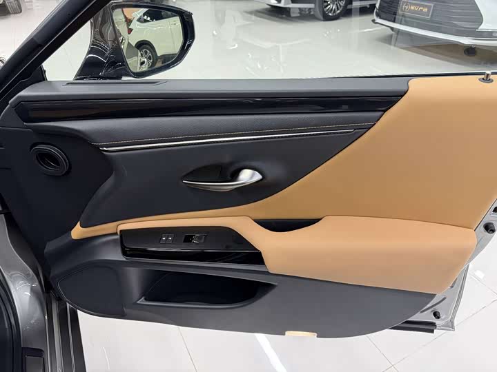 Фото 7 - Lexus ES