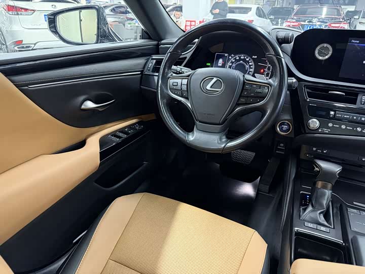 Фото 9 - Lexus ES