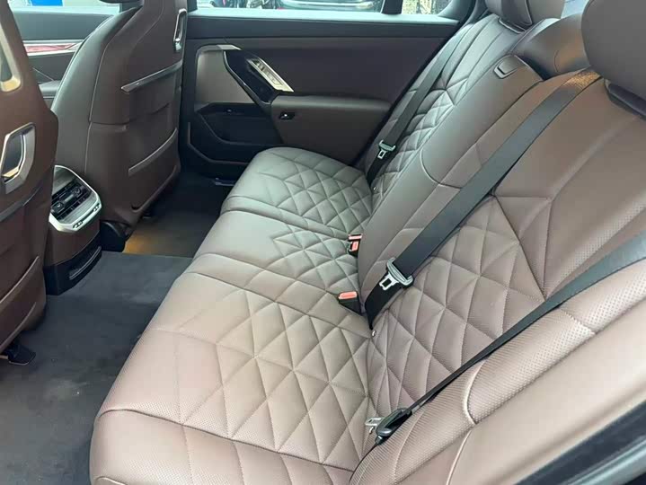 Фото 9 - BMW 7 Series