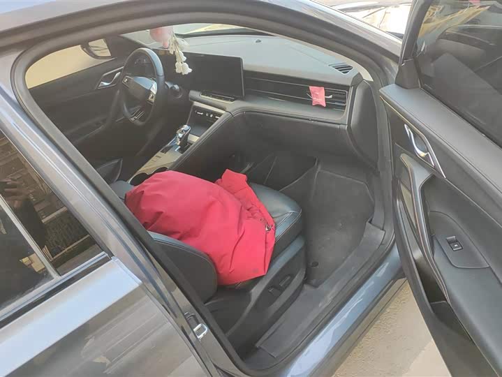 Фото 8 - Roewe RX5