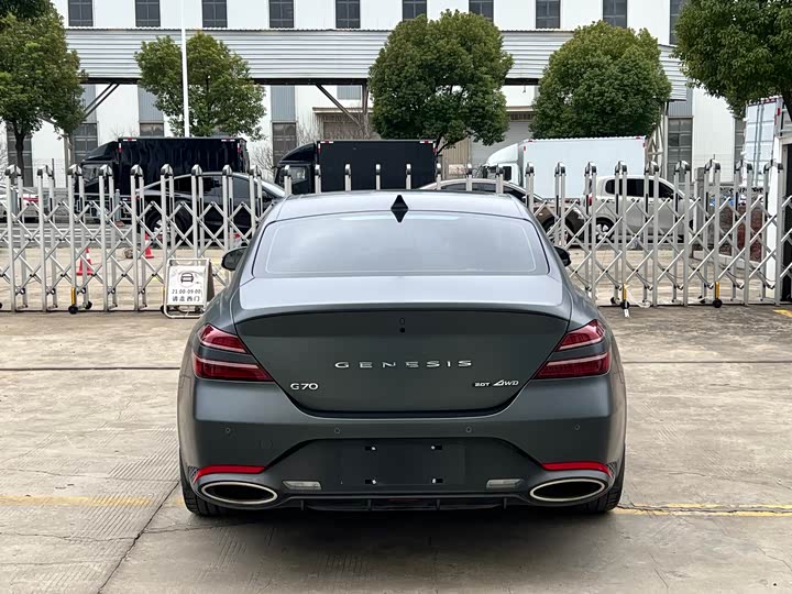 Фото 6 - Genesis G70