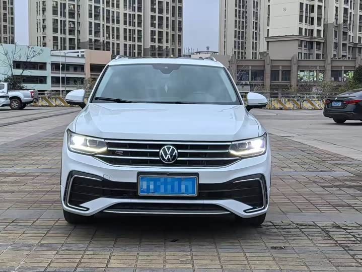 Фото 2 - Volkswagen Tiguan L Pro