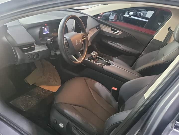 Фото 9 - Hongqi E-QM5