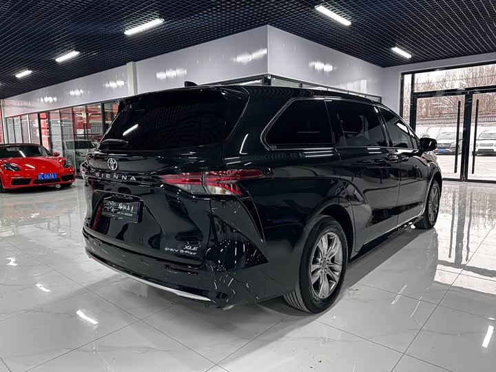 Photo 3 - Toyota Sienna