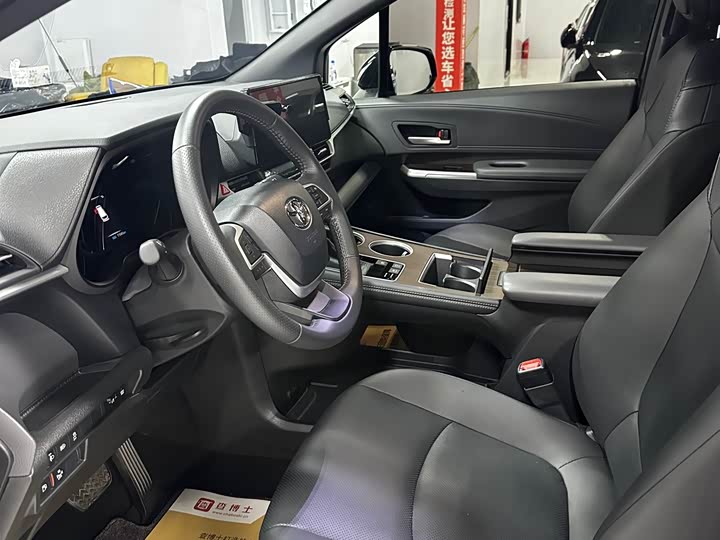 Photo 6 - Toyota Sienna