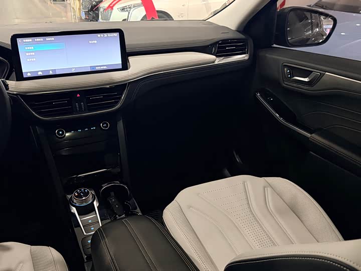 Фото 8 - Ford Escape Hybrid