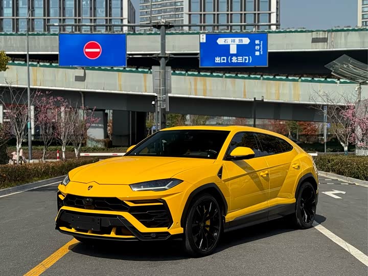 Фото 2 - Lamborghini Urus