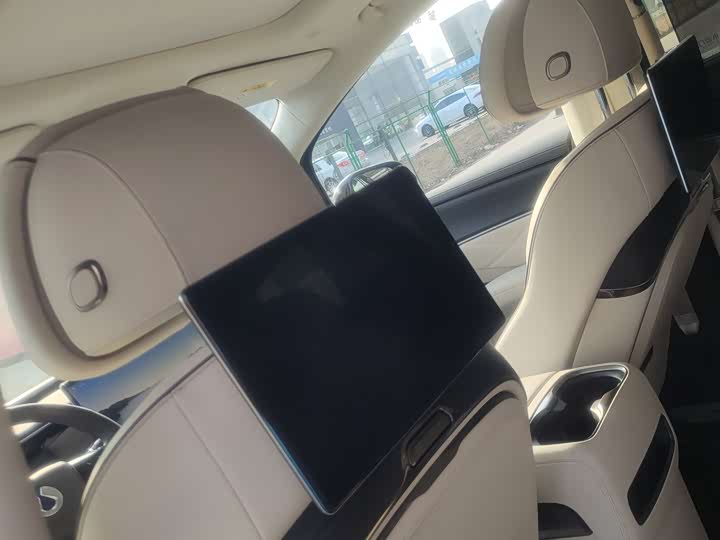 Фото 7 - Denza D9