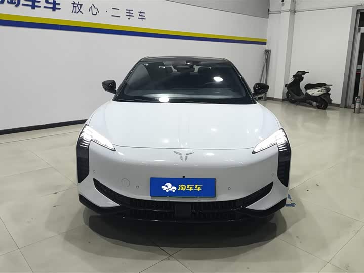 Photo 2 - Hongqi EH7