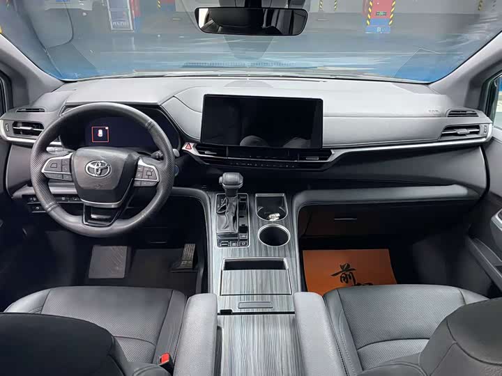 Фото 3 - Toyota Sienna