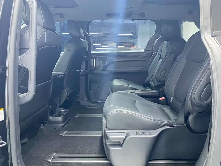 Фото 5 - Toyota Sienna