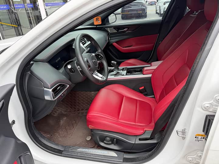 Фото 2 - Jaguar XE L