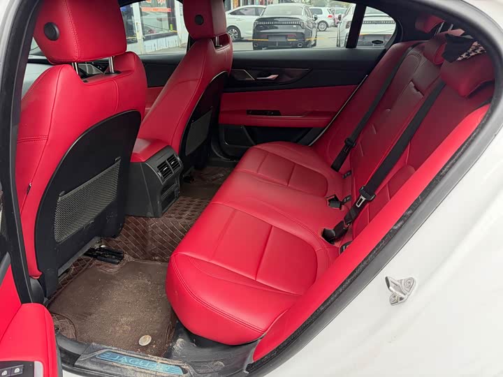 Фото 4 - Jaguar XE L