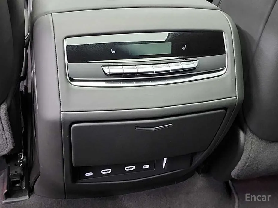 Фото 13 - Cadillac Escalade