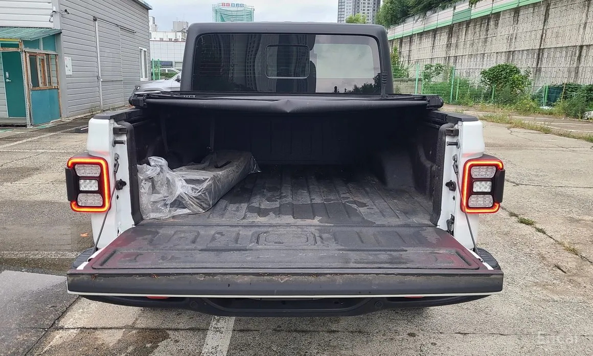 Photo 5 - Jeep Gladiator