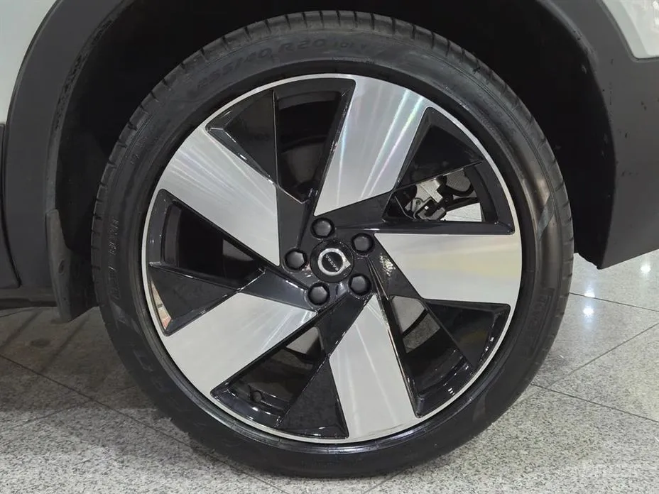 Фото 20 - Volvo XC40