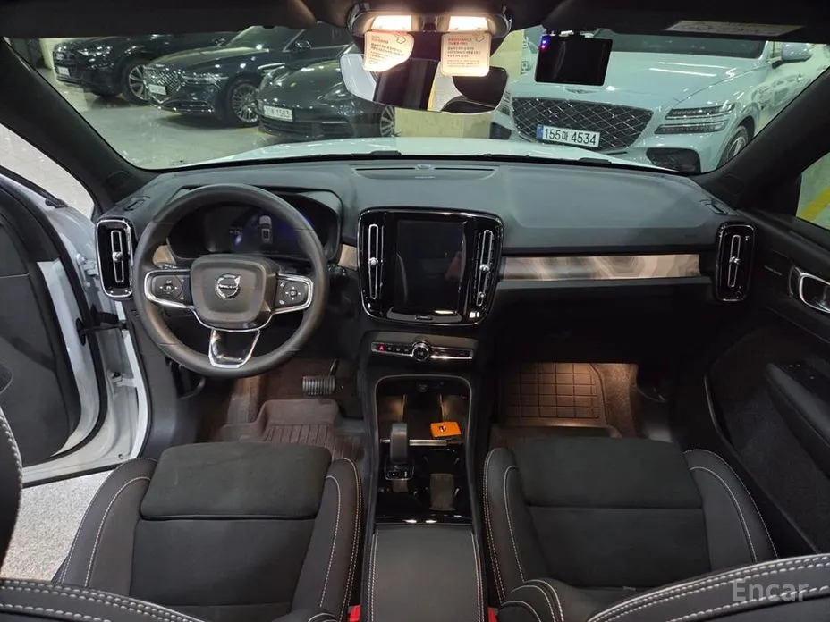 Фото 8 - Volvo XC40