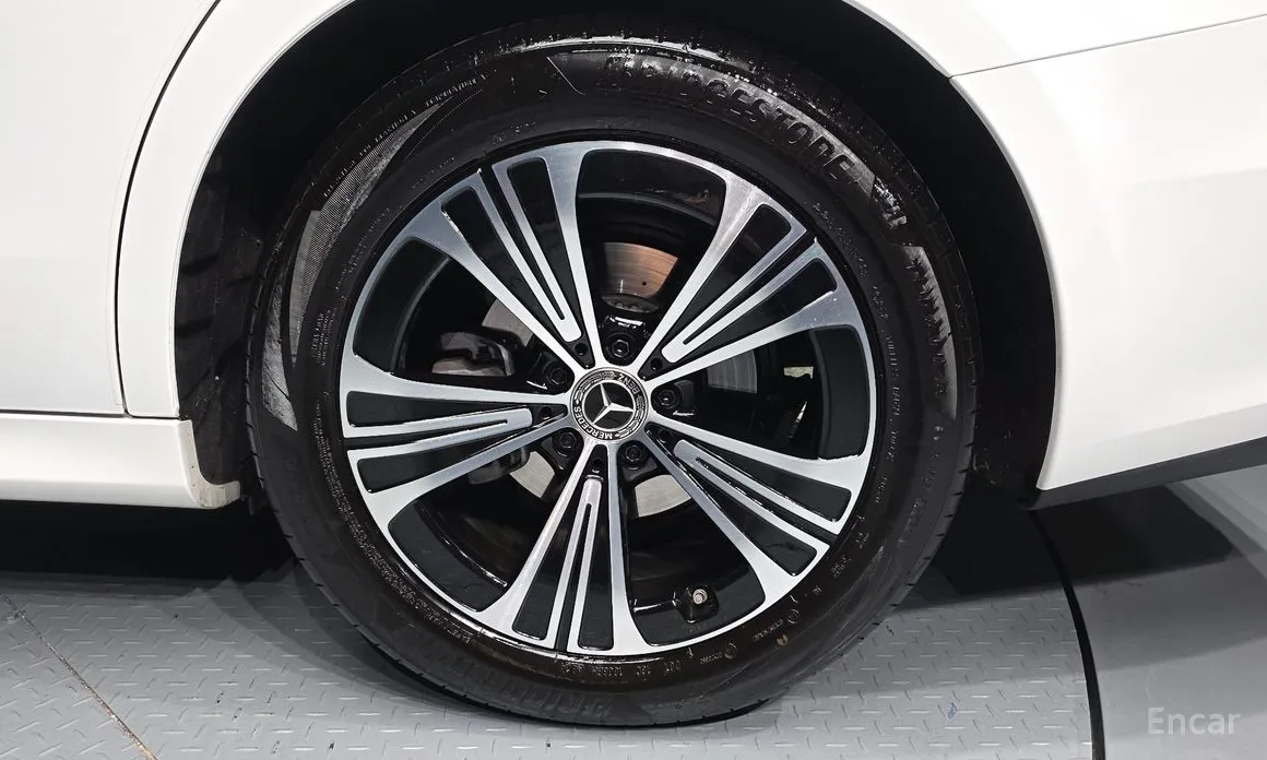 Фото 5 - Mercedes-Benz E-Class