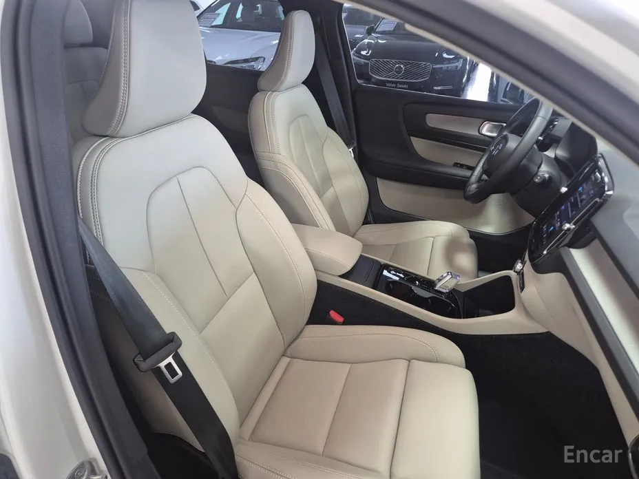 Фото 12 - Volvo XC40