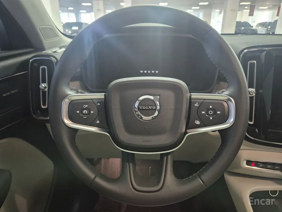 Фото 17 - Volvo XC40