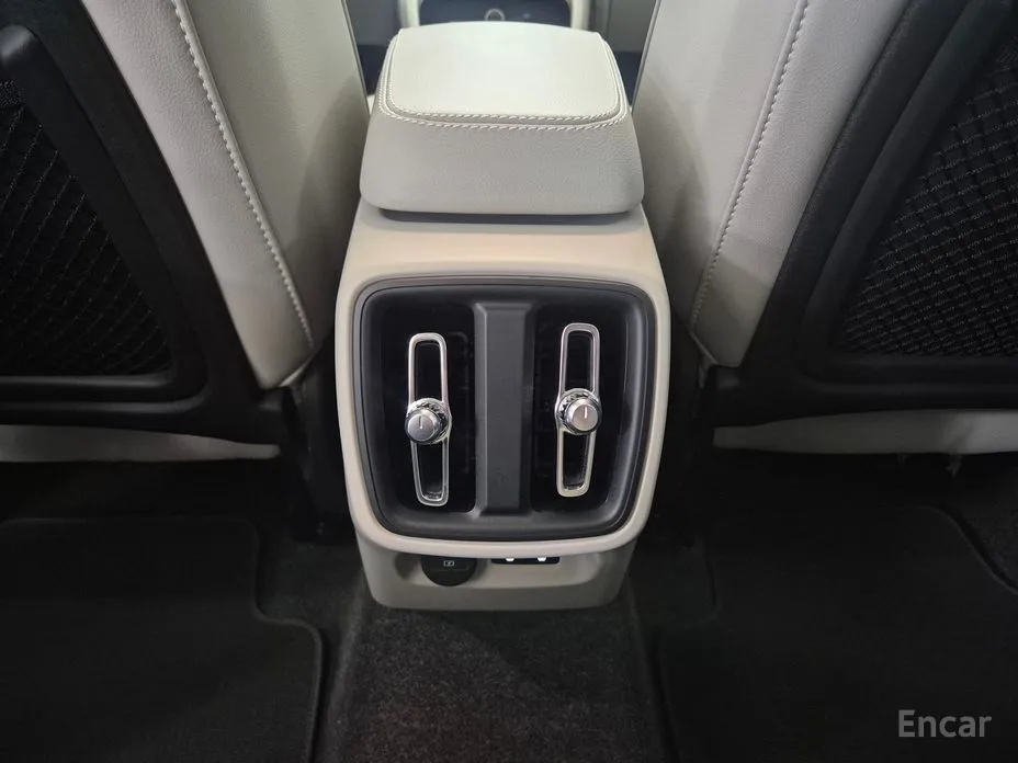 Фото 18 - Volvo XC40