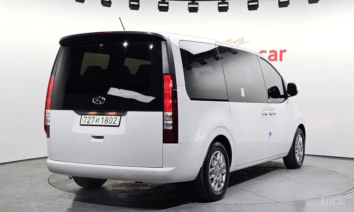 Фото 2 - Hyundai Staria