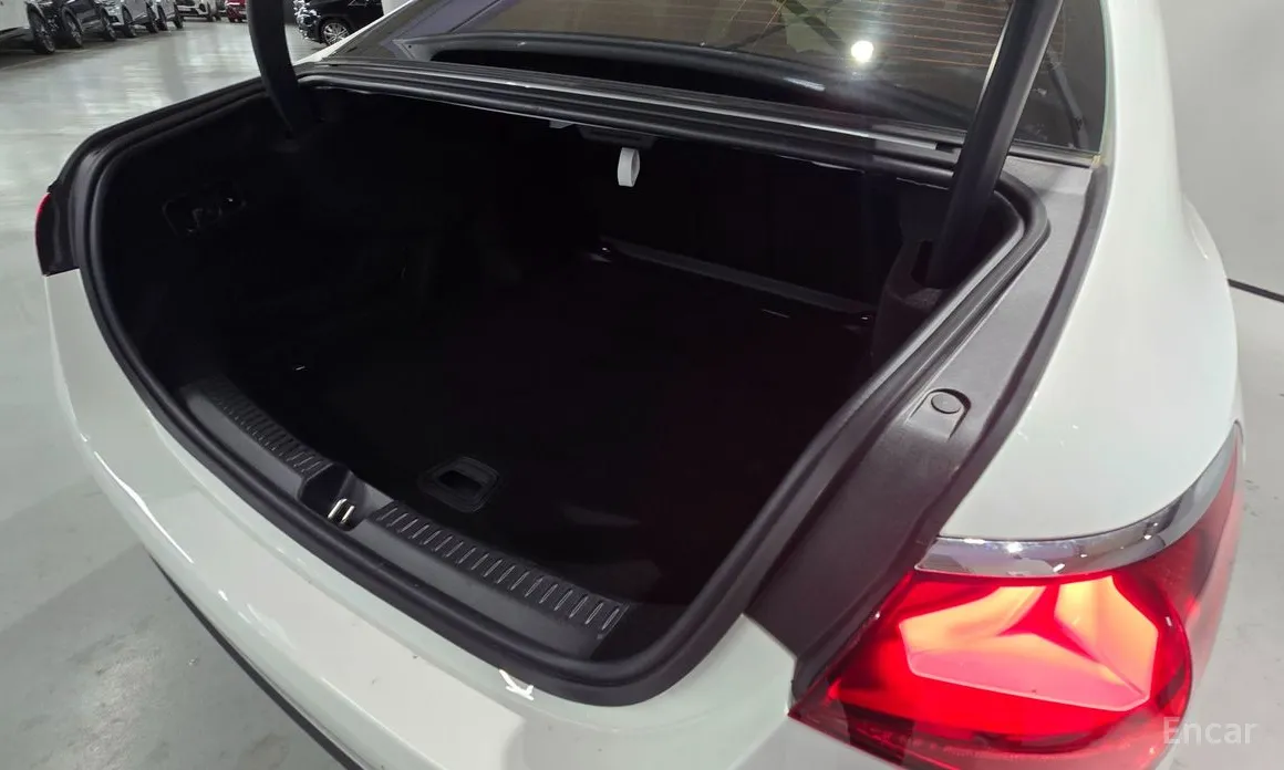 Фото 10 - Mercedes-Benz E-Class