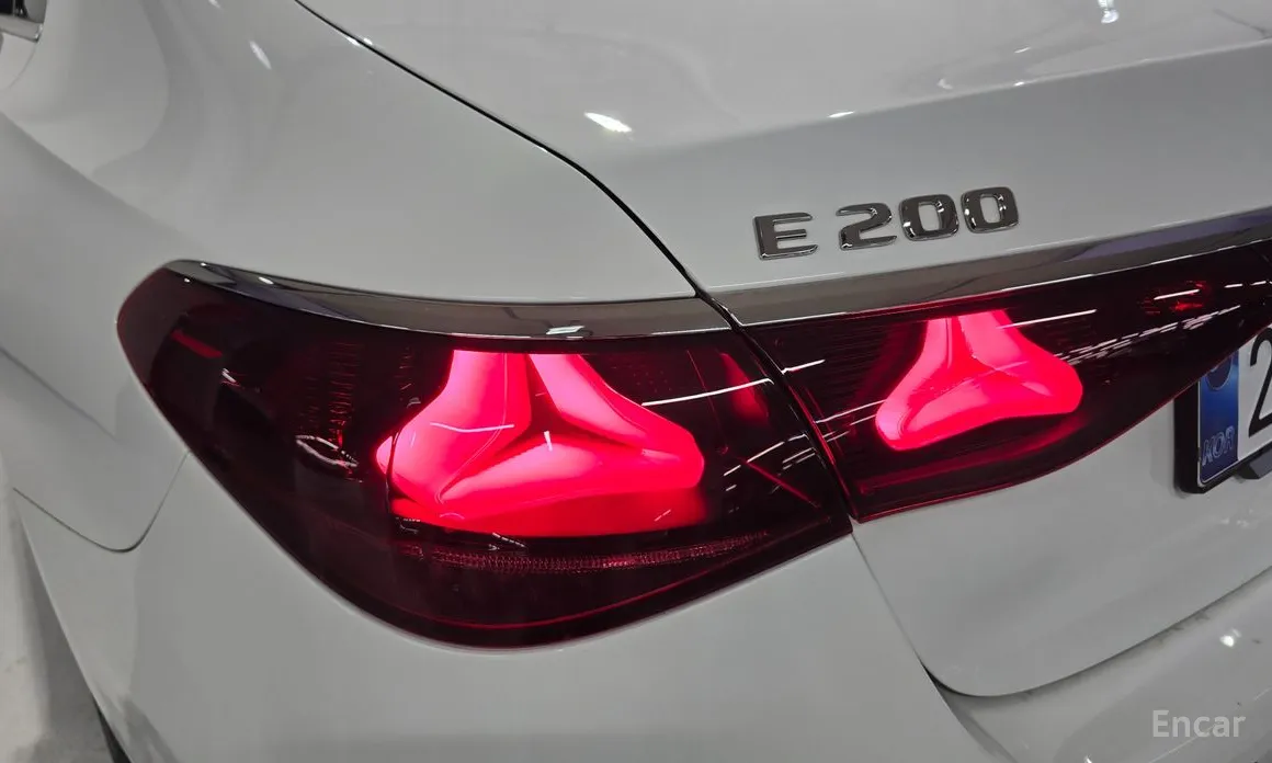 Фото 13 - Mercedes-Benz E-Class