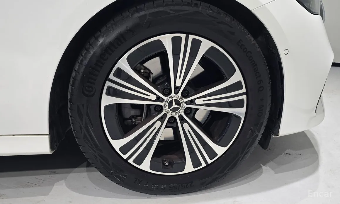 Фото 5 - Mercedes-Benz E-Class