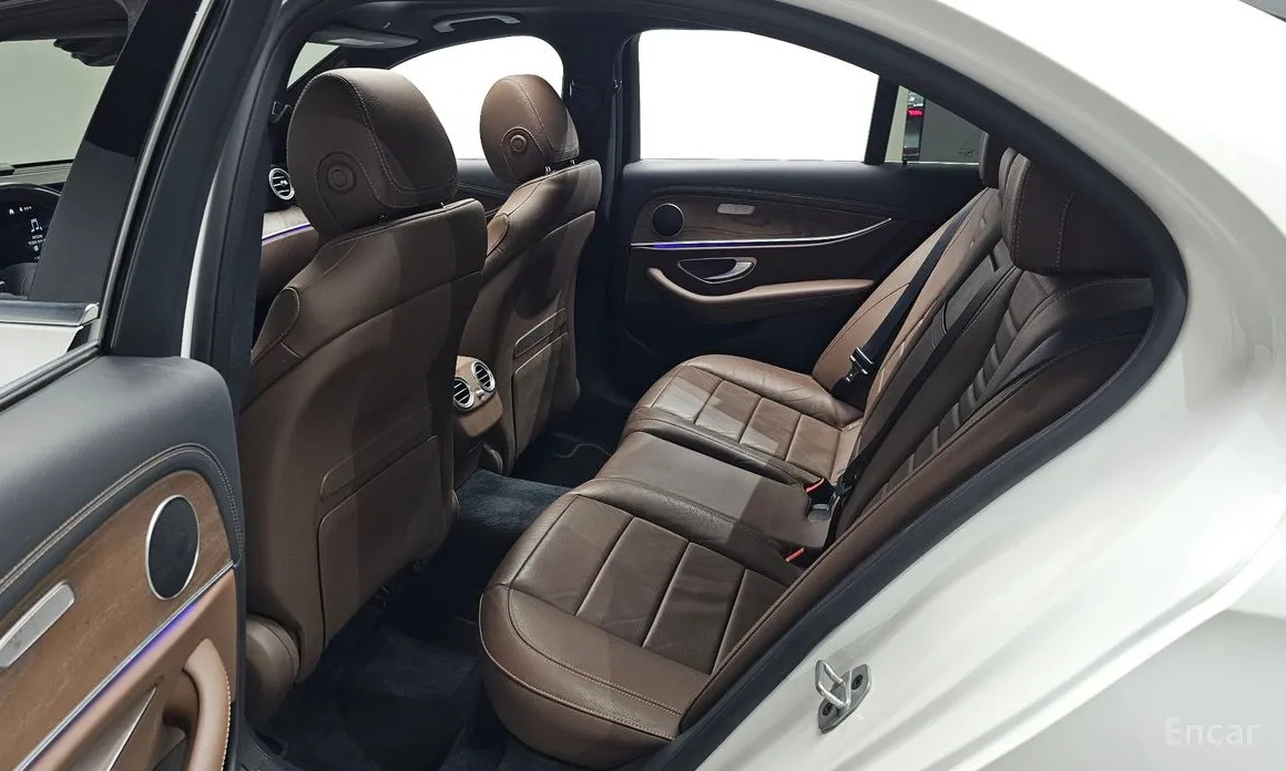 Фото 12 - Mercedes-Benz E-Class