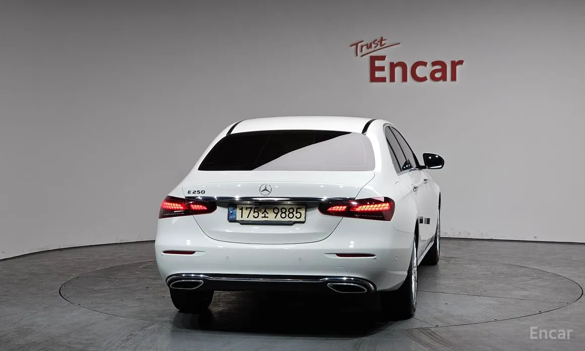 Фото 4 - Mercedes-Benz E-Class