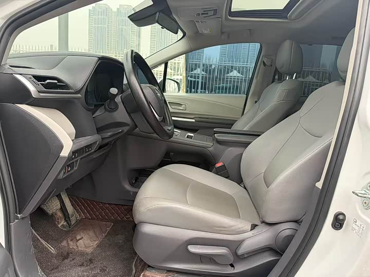 Фото 4 - Toyota Granvia