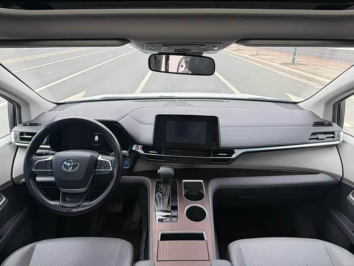 Фото 5 - Toyota Granvia