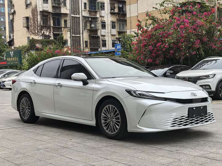 Фото 3 - Toyota Camry
