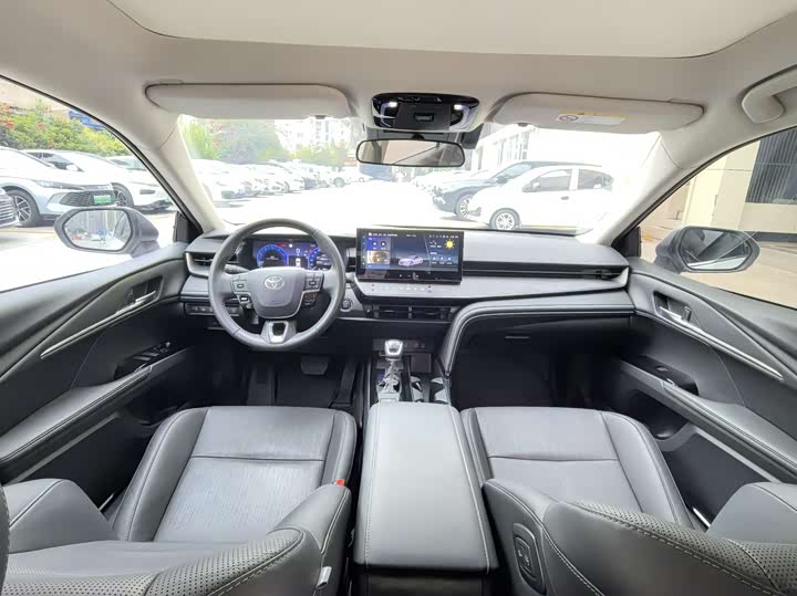 Фото 8 - Toyota Camry