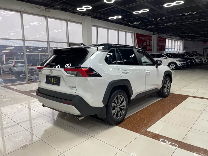 Фото 6 - Toyota RAV4