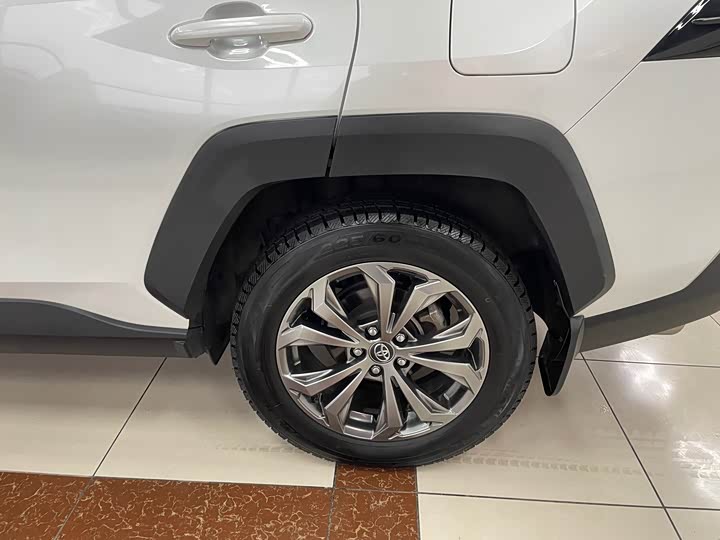 Фото 8 - Toyota RAV4