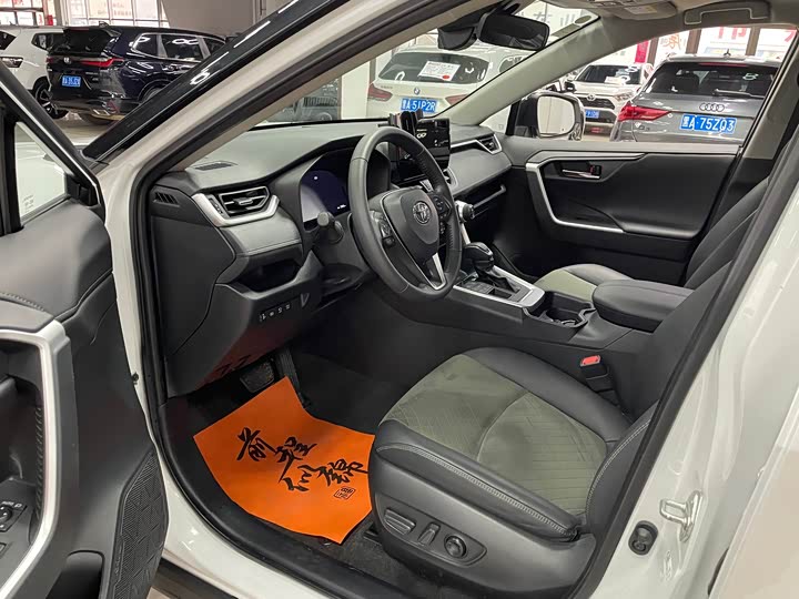 Фото 9 - Toyota RAV4