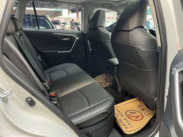 Фото 9 - Toyota RAV4