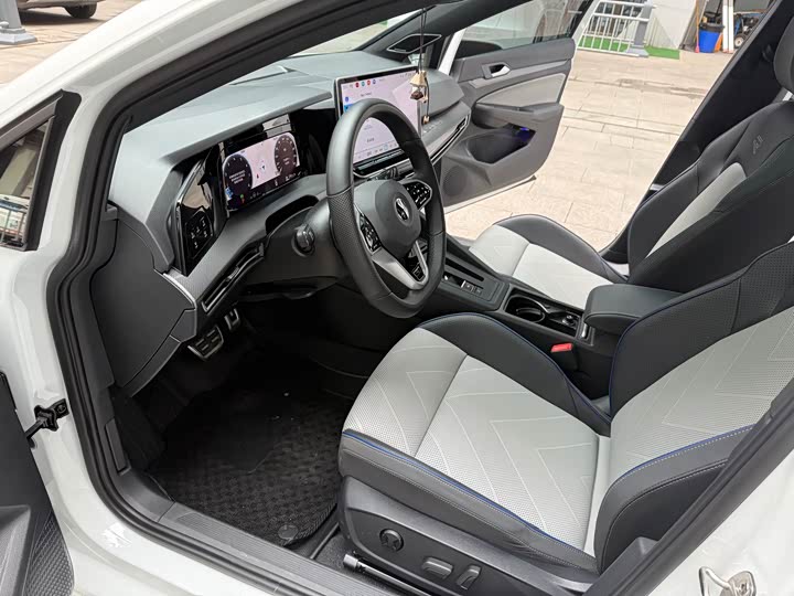 Photo 9 - Volkswagen Golf