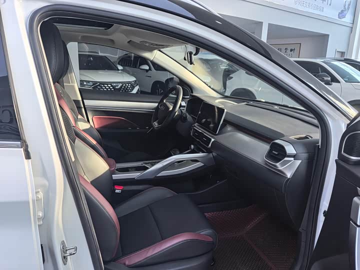 Фото 8 - Geely Coolray