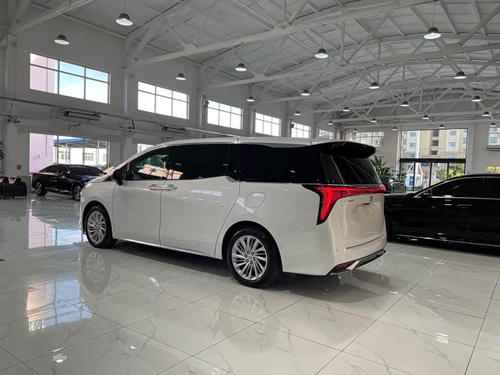 Photo 4 - Buick GL8 Century