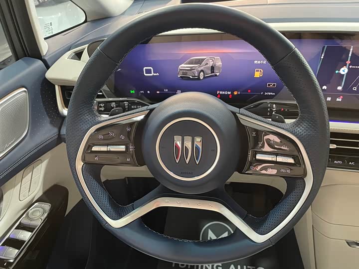 Photo 9 - Buick GL8 Century