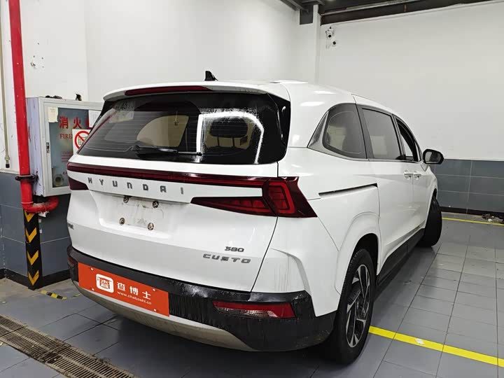 Photo 2 - Hyundai Custo