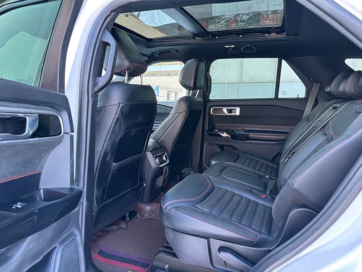 Фото 8 - Ford Explorer